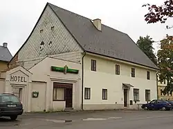 jižní průčelí s přístavkem obchodu a brankou pro pěší