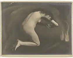 Klečící ženský akt