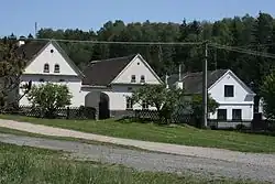 Typická vesnická stavení v Košeticích