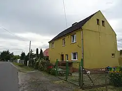 Žlutý dům se zahrádkou