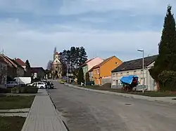 Náves s kostelem P. Marie Bolestné