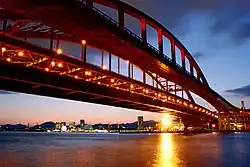 Západ slunce nad mostem v Kóbe