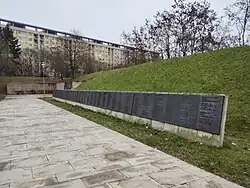 Pamětní desky se jmény popravených na Kobyliské střelnici