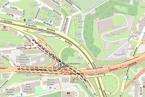 Kobyliská zatáčka 2022 (červeně čárkovaně tvar komunikace v době atentátu, černě tehdejší průběh tramvajových kolejí)