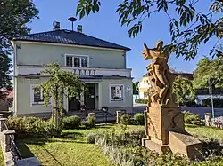 obecní úřad a pomník padlým