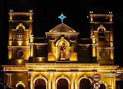 Nasvícená fasáda v noci