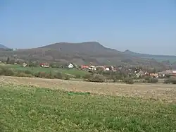 Kocourov, v pozadí kopec Lhota