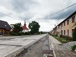 Betonová vozovka silnice č. 437, před výstavbou dálnice hlavní silnice Ostrava-Olomouc. Vlevo kaple P. Marie Lourdské