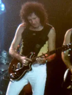 Frontman skupiny Brian May v roce 1998
