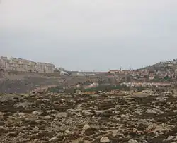 Vlevo Tel Cijon, vpravo Kochav Ja'akov, pohled z dálnice č. 60