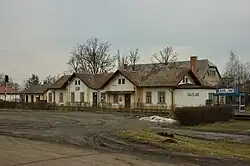 Budova zastávky, vlevo oddílové návěstidlo Lo, vpravo přístřešek