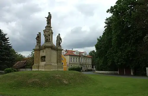 Kokořínská náves se sousoším sv. Mikuláše Tolentinského