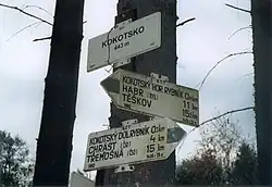 Turistický rozcestník na snímku z r. 2002