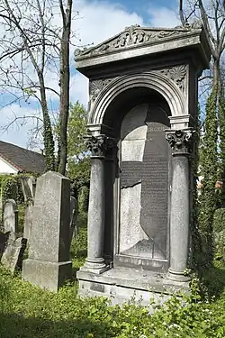 Náhrobek na Starém židovském hřbitově v Kolíně