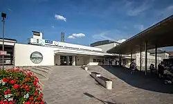 Staniční budova a autobusový terminál v přednádražním prostoru