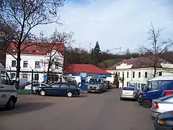 V pozadí na náspu železniční trať 231