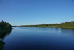 řeka z mostu mezi městy Kolari (Finsko) vpravo a Pajala (Švédsko) vlevo