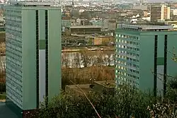 Budova A, budova B (zleva)