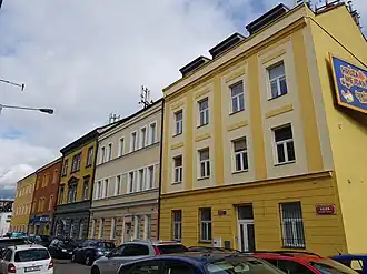 Domy na východní straně ulice