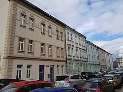 Domy na západní straně Kolmé ulice.