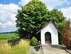 Kaplička s koloběžkou u vesnice