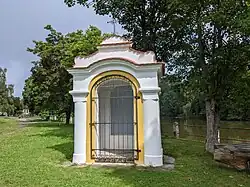 Koloděje nad Lužnicí - výklenková kaple sv. Jana Nepomuckého na pravém břehu Lužnice (3).jpg