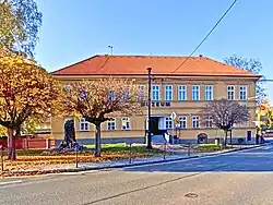 Budova muzea v Komárově v roce 2024