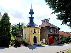 Sousoší Kalvárie, kaple sv. Teodora a hasičská zbrojnice na návsi