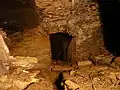 Obytné stavení – vstupní část předního dolní sklepa s ústím trativodu