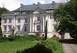 Budova paláce s hlavním štábem jednotky ve vesničce Komierowo