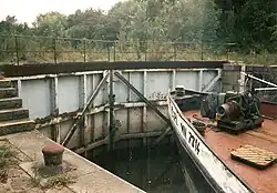 Horní vrata plavební komory. Z druhé strany zabetonovaná