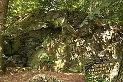 Skalní výchoz bazaltoidů s pamětní deskou