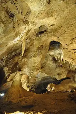 Nasvětlená prohlídková trasa