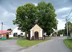 Náves s kapličkou a autobusovou zastávkou