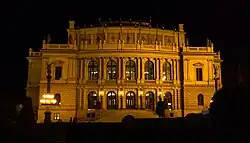 Rudolfinum v noci při umělém žárovkovém osvětlení