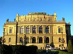 Koncertní dům Rudolfinum, ostré denní světlo