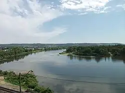 Řeka u města Osinniki