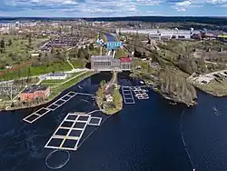 Letecký pohled na Kondopožskou vodní elektrárnu a rybí farmu