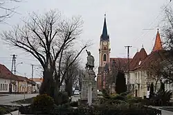 Centrum Kondorosu, pohled na sochu a kostel