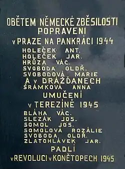 Detail horní části levé pamětní desky s uvedením jména Anny Šrámkové popravené v Drážďanech