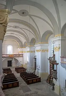 Kostelní lavice – současný stav včetně pohledu na loď kostela