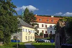 Střed obce se zámkem