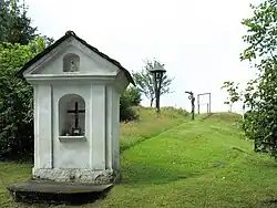 Kaple a dřevěná zvonička