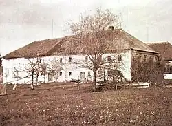 Jeden ze statků, zbořených po druhé světové válce