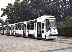 Souprava štětínských vozů 105N2k/2000 v zastávce plac Grunwaldzki