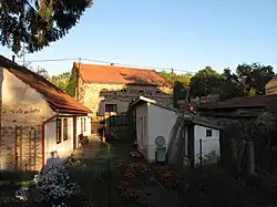 Dvorek a stodola navečer