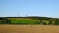 Méně výrazný vrch od jihozápadu, pohled od Rokytna (část Nového Města na Moravě)