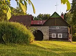 Kopicův statek (Kacanovy čp. 64) v srpnu 2023.jpg