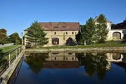 Náves s požární nádrží a usedlostmi čp. 13 a 18