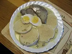 Koprová omáčka, hovězí plátek, vajíčko na tvrdo